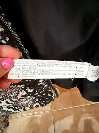 Abrigo estampado serpiente