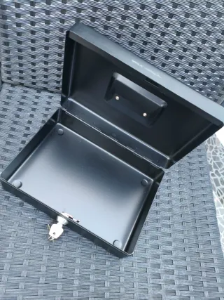 Caja metálica negra Esselte con llave