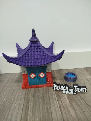 Casa Goku y logo Attack on Titan