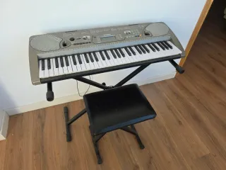 Teclado Yamaha EZ-250i con soporte y banqueta