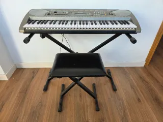 Teclado Yamaha EZ-250i con soporte y banqueta