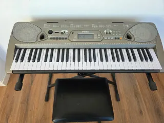 Teclado Yamaha EZ-250i con soporte y banqueta