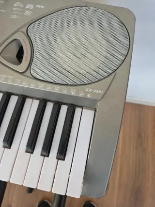 Teclado Yamaha EZ-250i con soporte y banqueta