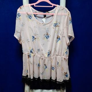 Blusa floral rosa con encaje negro