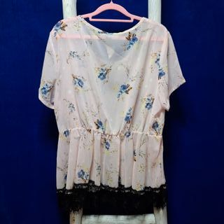 Blusa floral rosa con encaje negro