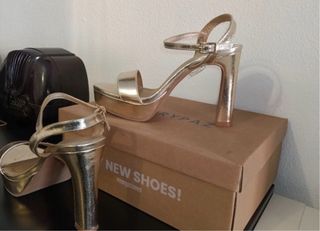 Tacones dorados MARYPAZ