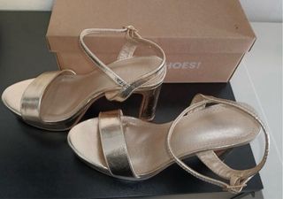 Tacones dorados MARYPAZ