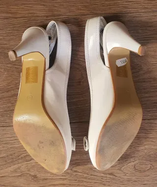 Zapatos de tacón blancos con hebilla