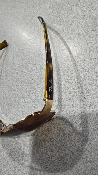 Gafas de sol Ray-Ban marrones y doradas