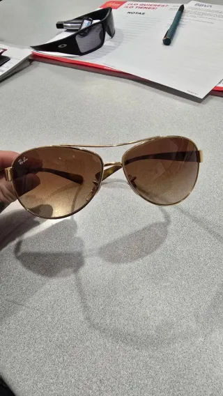 Gafas de sol Ray-Ban marrones y doradas