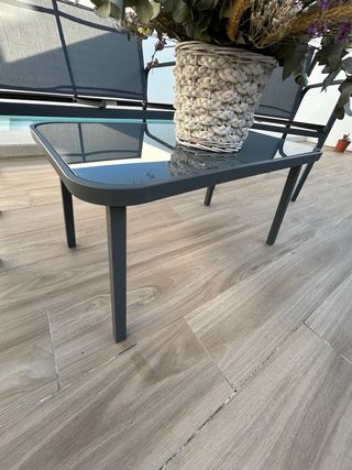 Muebles de exterior, compuest con sillas y mesita.