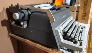 Máquina de escribir Olivetti Línea 98