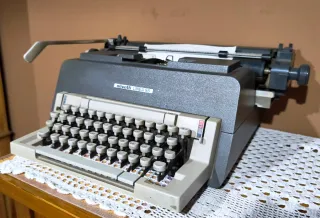 Máquina de escribir Olivetti Línea 98