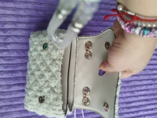 Bolso Guess blanco y dorado sin estrenar.