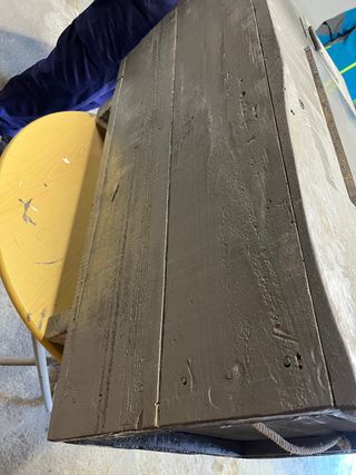 Baúl de pino con detalles metálicos