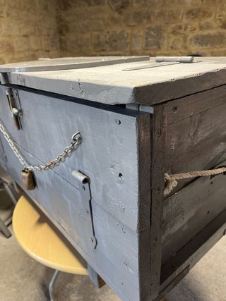 Baúl de pino con detalles metálicos