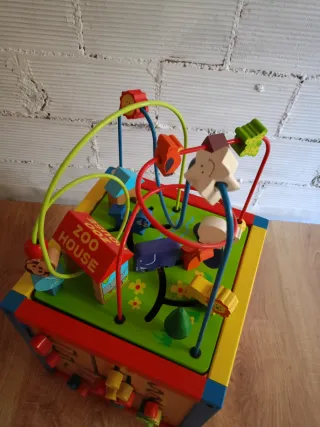 Cubo de actividades Zoo House para bebés