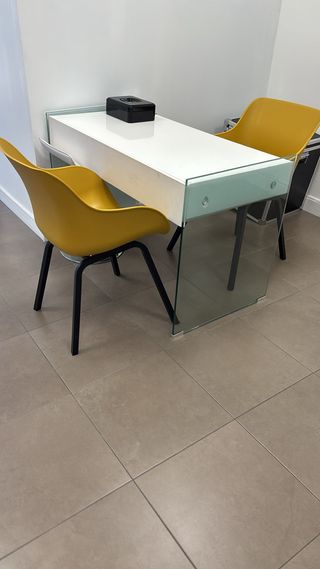 Tavolo di design in vetro e legno