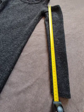 Vestido de punto gris con hombros descubiertos