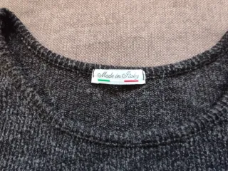 Vestido de punto gris con hombros descubiertos