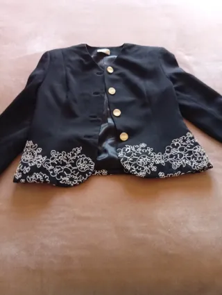 Traje negro fiesta bordado blanco