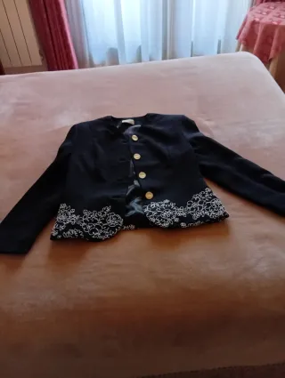 Traje negro fiesta bordado blanco