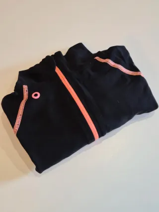 Chaqueta deportiva negra con detalles rosa