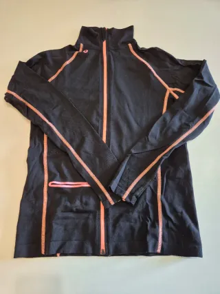 Chaqueta deportiva negra con detalles rosa