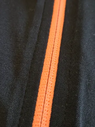 Chaqueta deportiva negra con detalles rosa