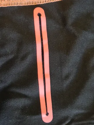 Chaqueta deportiva negra con detalles rosa