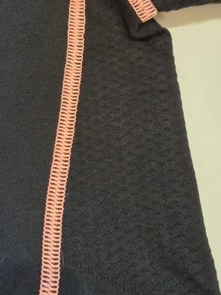 Chaqueta deportiva negra con detalles rosa