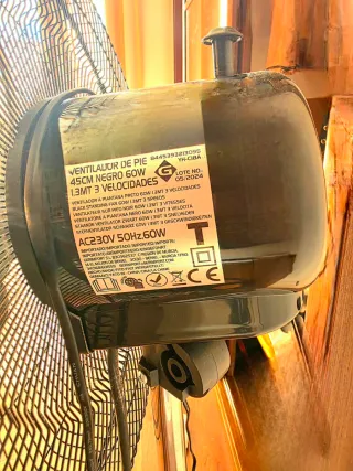 Ventilador de pie negro y plateado