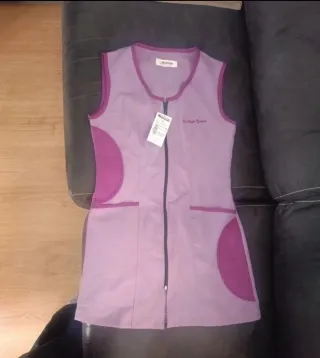 Chaqueta uniforme estética morada y rosa.