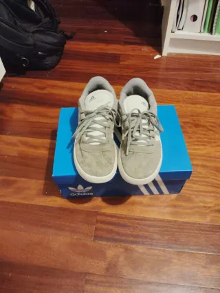Zapatillas Adidas grises casi sin usar