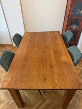 Mesa de comedor y 4 sillas
