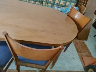 Mesa de comedor + 4 sillas ovalada de madera