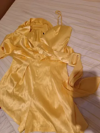 Mono elegante amarillo con cinturón