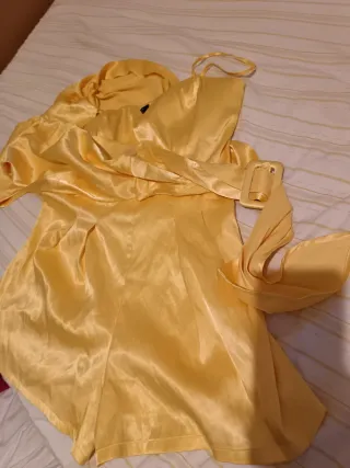 Mono elegante amarillo con cinturón