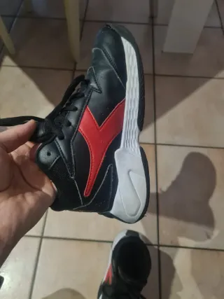 Scarpe Diadora Buzzer 3CS N. 35 nere e rosse.