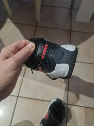 Scarpe Diadora Buzzer 3CS N. 35 nere e rosse.