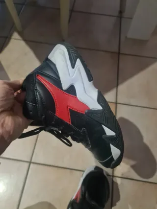 Scarpe Diadora Buzzer 3CS N. 35 nere e rosse.