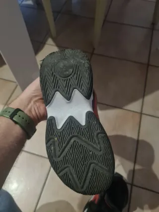 Scarpe Diadora Buzzer 3CS N. 35 nere e rosse.