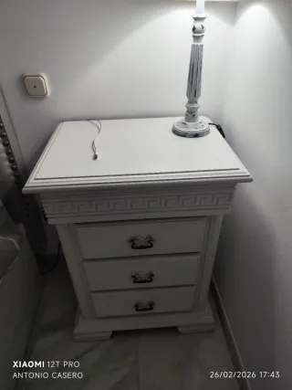 Cómoda blanca de madera