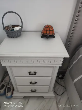 Cómoda blanca de madera