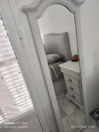 Cómoda blanca de madera