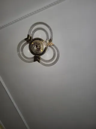 Lámpara de techo dorada y cristal las dos a juegos