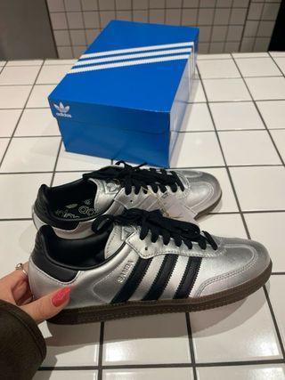 Zapatillas Adidas plateadas y negras