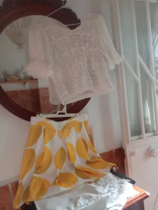 Conjunto Top Blanco y Falda fluida sedosa
