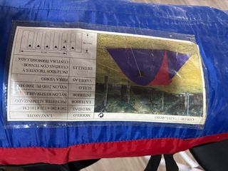 Tienda de campaña azul/rojo