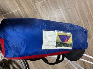 Tienda de campaña azul/rojo